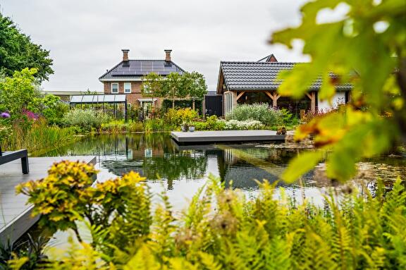 Weelderige zwemvijver Winsum